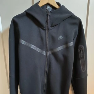 Nike tech - Jätte fin tröja som jag köpte second hand för ungefär 800 den har nopprat lite på ryggen men syns knappt  annars jätte bra skick o själv har jag knappt använt den! 💖barn storlek tror jag efter som den passar mig som är S 