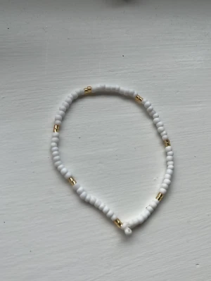 Amber armband  - Vitt och guldigt armband  Storlekar & pris (inklusive frakt) XS, 13-14,9 cm (21kr) S, 15-16,9 cm (21kr) M, 17-18,9 cm (22kr) L, 19-21,9 cm (23kr)  Har möjlighet att göra andra storlekar också💕