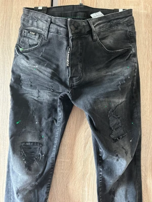 Snygga Icon2 jeans  - Snygga Icon2 jeans med coola detaljer i strl.29 i nyskick 