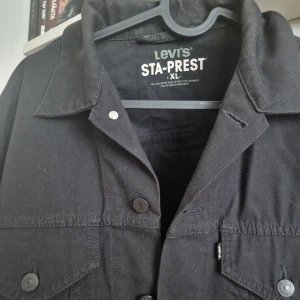 Levis jeansjacka - Svart jeansjacka, herr S/M och kvinna M/L skulle jag säga