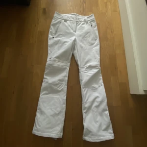 Skidbyxor vita  - Som nya skidbyxor, använda en gång. Sitter helt perfekt & är jättesnygga! Storlek 38. Skriv för fler bilder 🌸