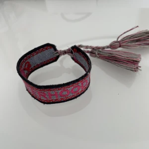 Zadig Voltaire armband  - Fint Zadig armband, står sisterhood                                          Pris kan diskuteras  Köparen står för frakt 