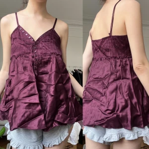 Topp burgundy röd - Storlek: passar S och M. Möts i stockholm eller fraktar. Meddela mig om du vill köpa. 