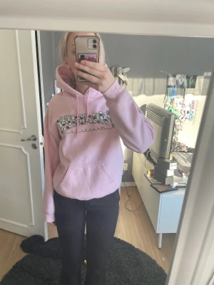 Hoodie - Säljer denna supercoola hoodie från trasher, den är knappt använd så jättefint skick.