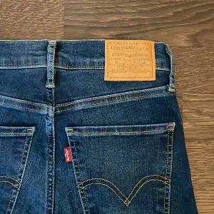 Hej! Säljer mina mörkblåa levi’s jeans i modellen ’mile high super skinny’, storlek W25 L32. Byxorna är som helt nya, säljer pga att dom inte kommer till användning längre. Nypris 1349kr och säljer för 600kr + frakt (kan mötas upp i Stockholm).💕💗😘