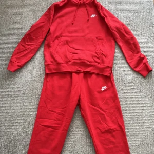 NIKE Tracksuit ENDAST använd 2ggr - NIKE Tracksuit ENDAST använd 2 gånger precis som ny!  Hoodie Storlek: Medium (M) Byxor Storlek: Large (L)  Pris: 950kr inga skambud eller oseriösa köpare tack!