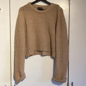 Brun stickad tröja - Stickad tröja med knappdetaljer