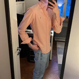 Skjorta RL - RL-skjorta bra skick. Oxford. Inget täcken på använding. Storlek M i slimfit. Fin laxrosa färg.  Tänker mig 250kr nypris 1399kr