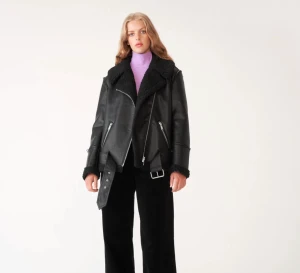 Skinnjacka  - Säljer denna snygga jackan ifrån Carin Wester✨ den är i modellen ”Signe”, och nypris ligger runt 1200kr. Den är endast använd ett fåtal gånger så skicket är mycket bra. Skriv om du har några frågor🌸