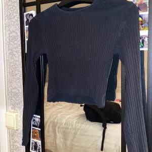 Svart långärmad tröja som är lite croppad. Använd fåtal gånger så är i bra skick!💗