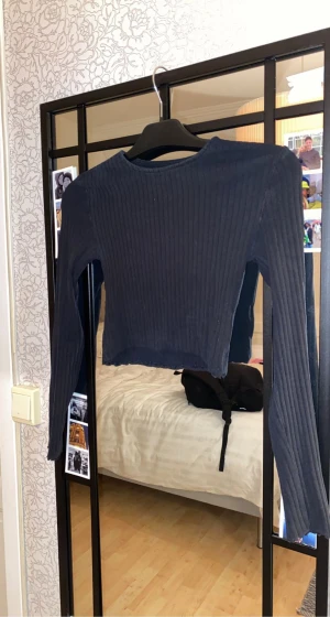 Långärmad tröja  - Svart långärmad tröja som är lite croppad. Använd fåtal gånger så är i bra skick!💗