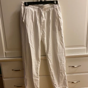 Linnebyxor  - Linnebyxor helt nya aldrig använda. Säljs pågrund av att dom är för små. Nypris 300 kr