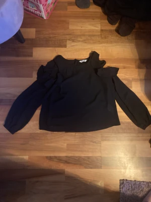 Svart tröja - Svart nät tröja med öppna axlar