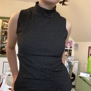 Turtleneck linne - Så snygg svart turtleneck linne med små vita ränder. Sitter figurnära och stretchig 🖤