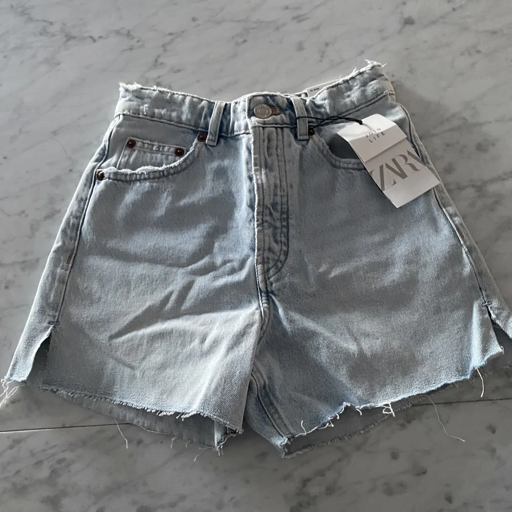 Helt oanvända jeans shorts från Zara. Säljer på grund av för små!  Storlek 34. Shorts.