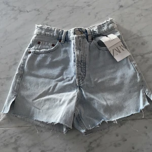 Helt oanvända shorts - Helt oanvända jeans shorts från Zara. Säljer på grund av för små!  Storlek 34