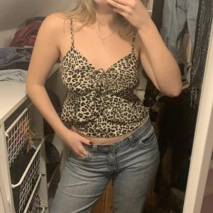 Blus - Fint bluslinne i leopardmönster med volanger💘