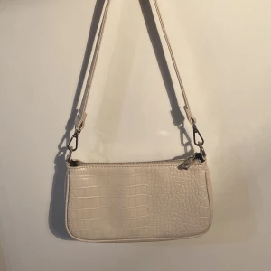 Beige baguette väska - Beige baguetteväska från gina tricot (inte samma färg som andra bilden). Fint skick och perfekt till våren💗 säljer då den inte kommer till användning🫶🏻