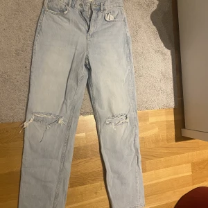 Gina Tricot slitna jeans - Helt nya jeans  köpt för 500kr säljer för 300kr
