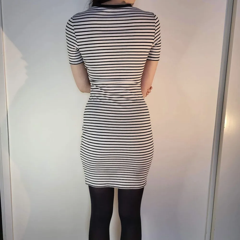 randig ribbstickad klänning i true Wednesday fashion från H&M i storlek 38. längden är ca 88 cm. möter ej upp, postar enbart 🌸. Klänningar.
