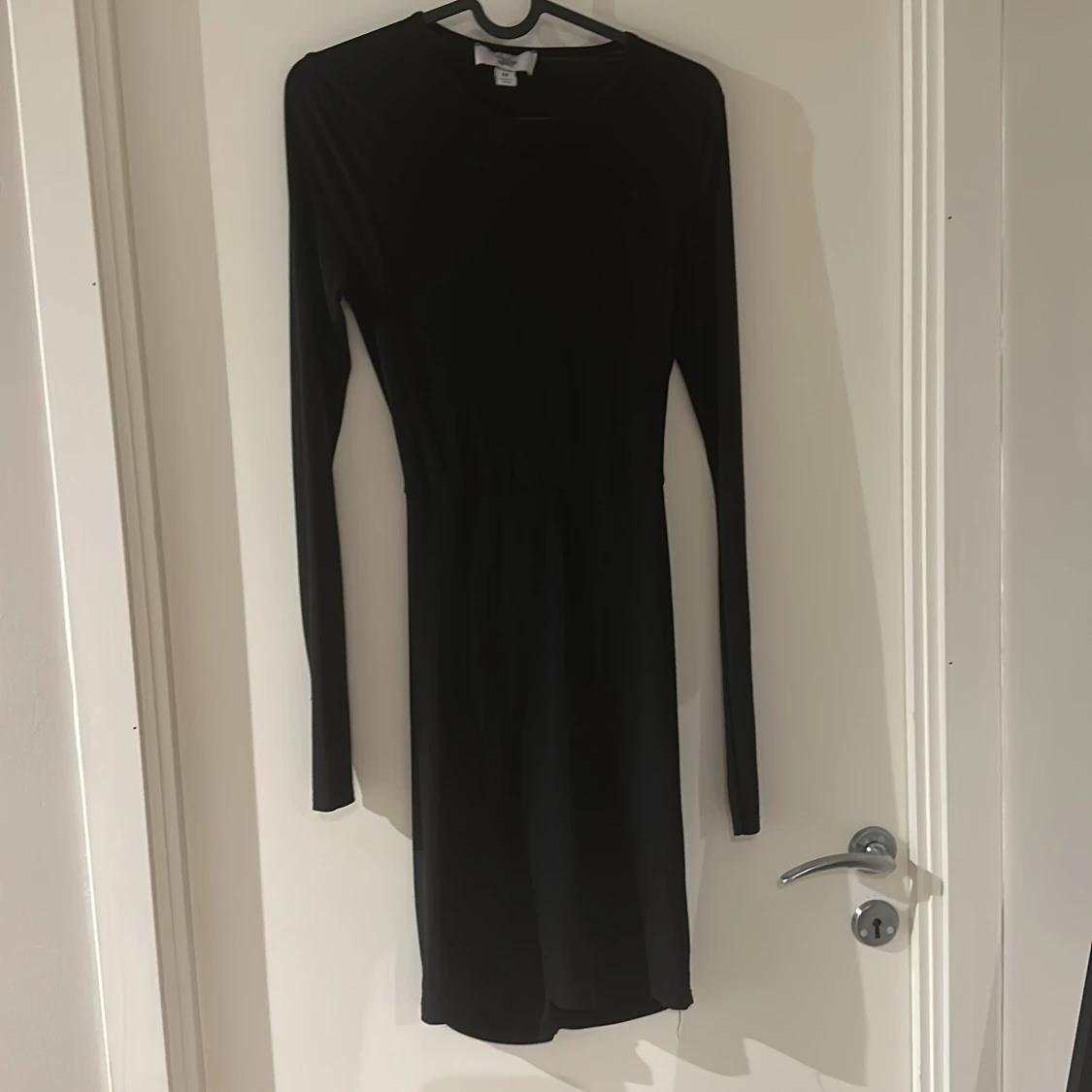 Tajt klänning och öppen rygg med rynkad bakdel