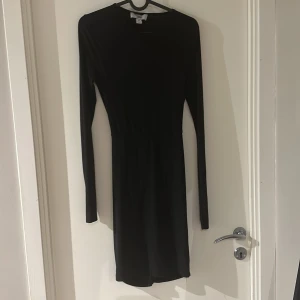 Tajt klänning och öppen rygg med rynkad bakdel - Klänning från Rebecca Stella Använd 1 gång