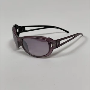 Lila solglasögon - Väldigt coola glajjor med lite lila glas/färg! Jävligt snygga men lite slitna men måste användas lite mer !