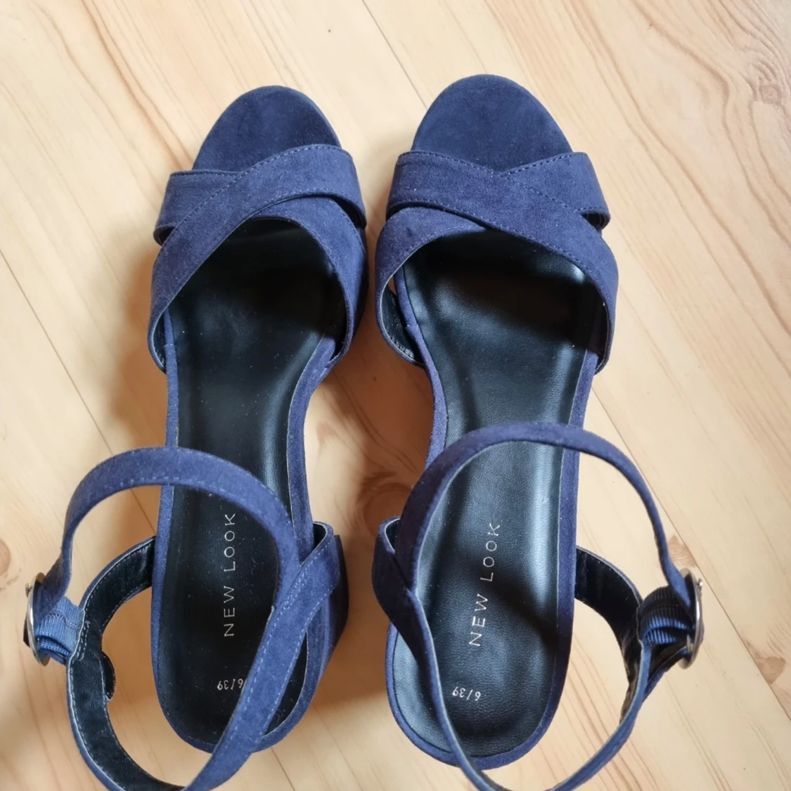 Mörkblå / navy , klackskor / sandaletter , storlek 39 - 90