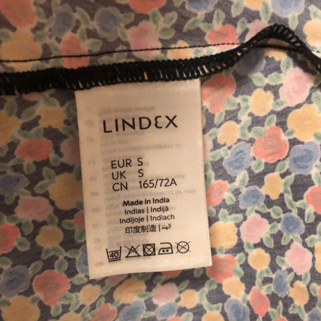 Blank, kort, blommig satinkjol  - 91