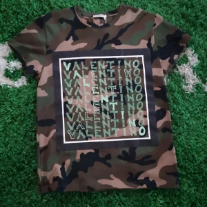 Valentino T-shirt  - Valentino camo T-shirt med tryck i Small, Cond 9/10