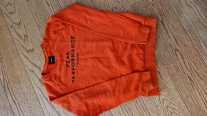 Peak perfomance - Härlig orange sweatshirt.