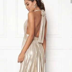 Balklänning - säljer min så fina balklänning från Goddiva med helt öppen rygg. köpt från bubbleroom för 1600kr. använd en gång, skriv privat för fler bilder😚