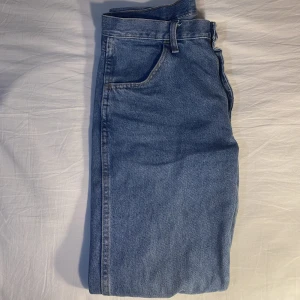 Wrangler Rustler Vintage Jeans - Wrangler Rustler Jeans Storlek 32 x 32 som passar typ regular fit. Köpa i USA och har väldigt bra kvalitet. Pris: 150kr. Kan frakta eller hämtas i Uppsala