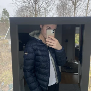 Colmar jacka - Säljer nu min fina colmar jacka. Den är i väldigt fint skick förutom små slitningar på insidan av ärmen samt dragkedjan som blivit lite ”rostig”. I storlek 36💓