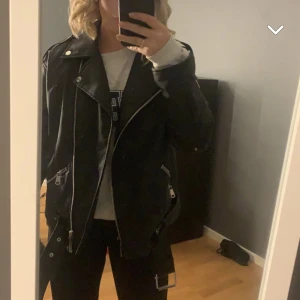 Skinnjacka  - Säljer min skinnjacka från missguided då den inte kommer till användning längre❣️köparen står för frakt!