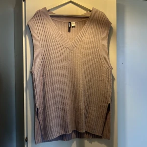 Stickad väst - Aldrig använd stickad väst i en längre modell