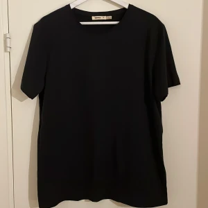 Whyred T-shirt  - T-shirt, Whyred. 100%bomull. Avslappnad passform, storlek m. Oanvänd.