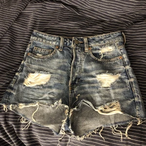 Jeans shorts - Blå jeans shorts, säljer för att jag it använder dom.