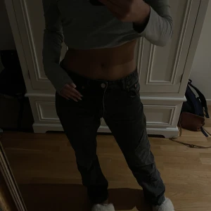 Jeans  - ett till par mid Rise straight jeans, säljer för att dem inte kommer till användning!!😊