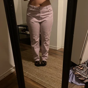 Jeans - Lila jeans som som är flitigt använda. Men i bra skick