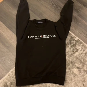 Tommy hilfiger tröja - Tröjan passar it mig längre storlek S