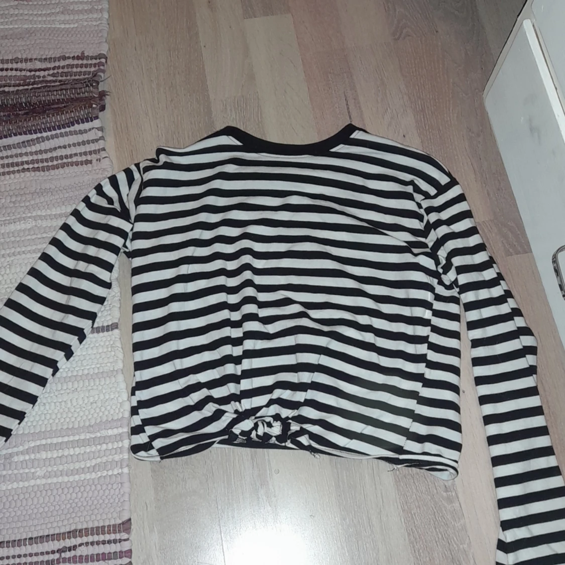 En randig tröja vit och svart