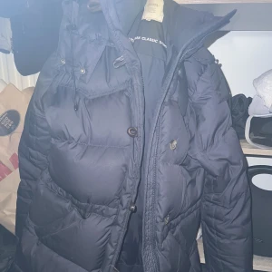 Boomerang jacka marinblå - Boomerangjacka från bubbleroom nypris ungefär 5000. Säljar för 1800 storlek XS passar en S också. Fin skick