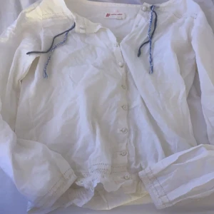 Vit blus - Vit blus med fina detaljer från American outfitters. Nypris 300 kr.💕