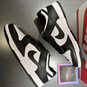 Nike dunk Low ”Panda” - Nike dunk low ”pandas” storlekar: 44🔴såld (1850kr)   43 🟢kvar(1850kr) 42,5 🟢kvar(1850kr)  42,5 ( 🟢kvar1699kr)”next nature”  38,5 ( 🟢kvar1699kr)  38,5  🟢kvar(1699kr)  finns i göteborg/frakt (99kr)  kvitto finns till alla.🤍🖤