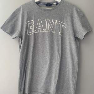 T-shirt från Gant. Tröjan grå med vit tryck och är i fint skick. 