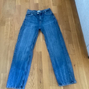 Jeans  - Raka jeans från Bershka i bra skick i storlek 38 men passar som 36