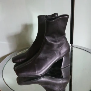 Stövletter - Svarta stövletter/ankelboots i skinn från & Other Stories, aldrig använda. Nypris 1450.