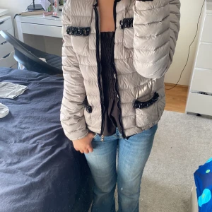 Stockholm stil jacka - säljer min favorit jacka som  inte längre kommer till användning 💔 snygga detaljer/ och ser ut som moncler cardigan😜… säljer vid bra bud/ priset kan diskuteras 