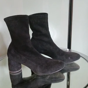 Sock boots - Sock boots/stövletter i mocka från & Other Stories, knappt använda. Stretch, ingen dragkedja.